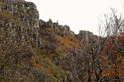 42 Passaggio sotto torrioni, guglie, pinnacolo del Sornadello